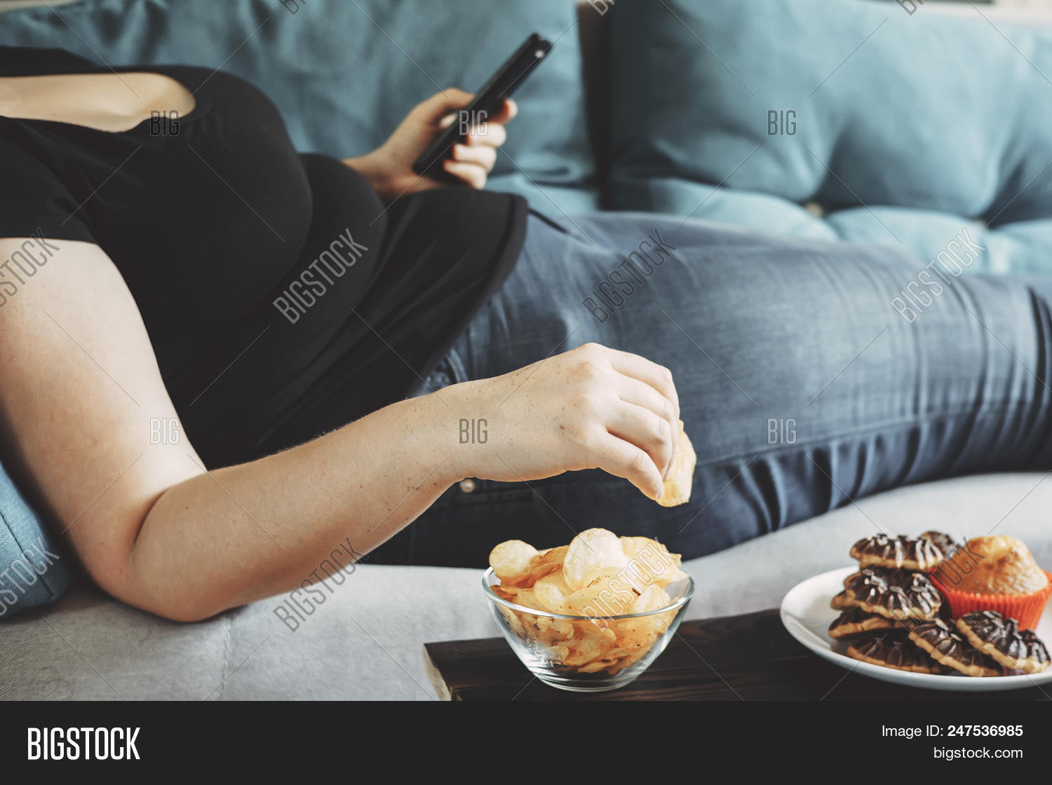 addict,addiction,amount,body,calorie,calories,care,caucasian,chips,coach,compulsive,computer,diabetes,diet,dietary,eat,eating,excessive,fat,female,food,gain,gluttony,hand,health,healthcare,hunger,hungry,ingredient,junk,lay,lazy,lifestyle,mindless,mobile,nutrition,obesity,overeating,phone,potato,sedentary,smartphone,snack,snacking,sofa,unhealthy,weight,woman