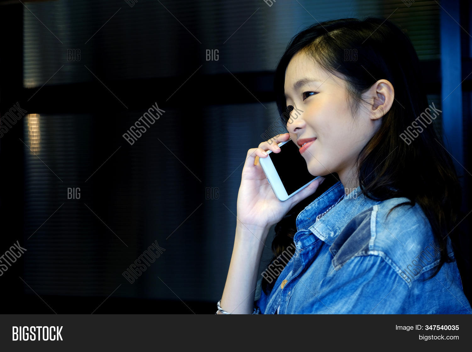 woman,phone,talking,happy,girl,smile,asia,asian,communication,office,student,telephone,space,cellphone,20s,talk,device,confident,connection,conversation,work,smartphone,corporate,background,looking,smiling,beautiful,young,mobile,person,female,pretty,technology,lifestyle,people,business,holding,attractive,portrait,adult,businesswoman,professional,call,modern,cell
