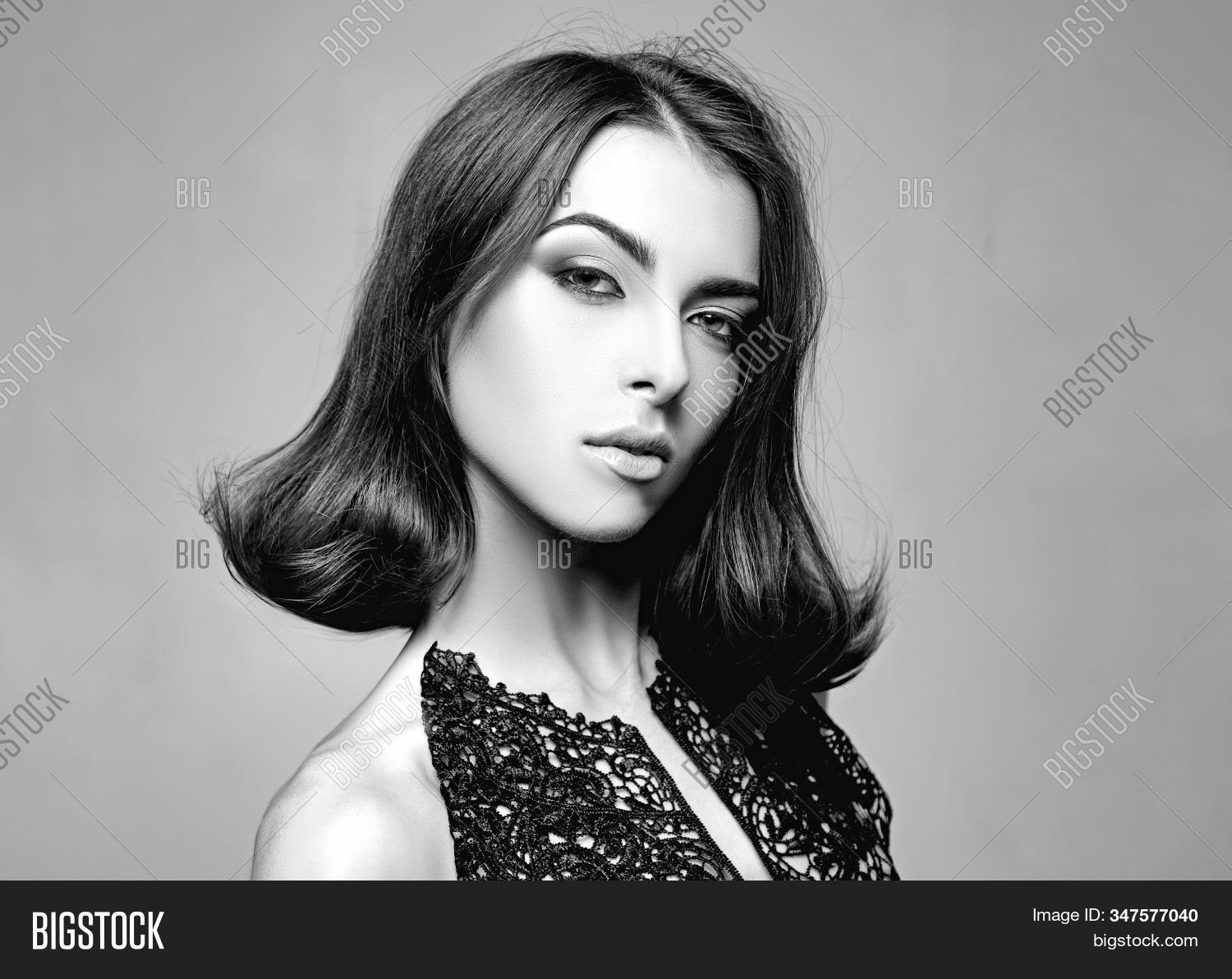 applying,studio,beauty,young,cosmetology,art,spa,advertising,concept,eye,artist,makeup,beautiful,female,brushing,care,nail,fashion,portrait,perfect,make-up,make,highlighter,lash,look,eyelashes,woman,styling,brunette,sexy,nude,model,cosmetic,shine,attractive,person,hair,face,visage,healthy,bright,girl,glamour,preparation,pretty,background,eyebrows,lips,adult,skin