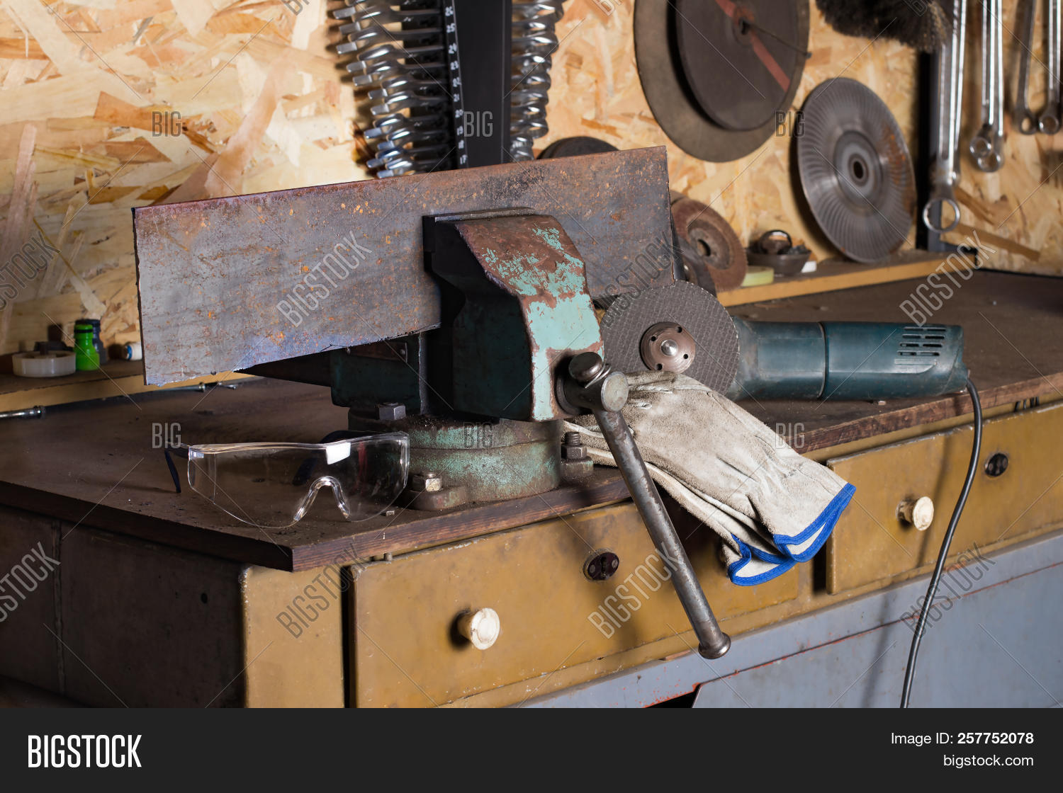 appliance,background,board,business,cog,construction,cutter,dirty,element,engineering,equipment,factory,glasses,gloves,grain,grinding,grunge,handmade,hard,home,indoor,industrial,industry,iron,lathe,locksmiths,machine,machinery,manufacturing,master,mechanic,metal,mill,old,one,place,plant,protective,retro,shop,steel,technology,tool,vertical,vice,vintage,work,working,workshop