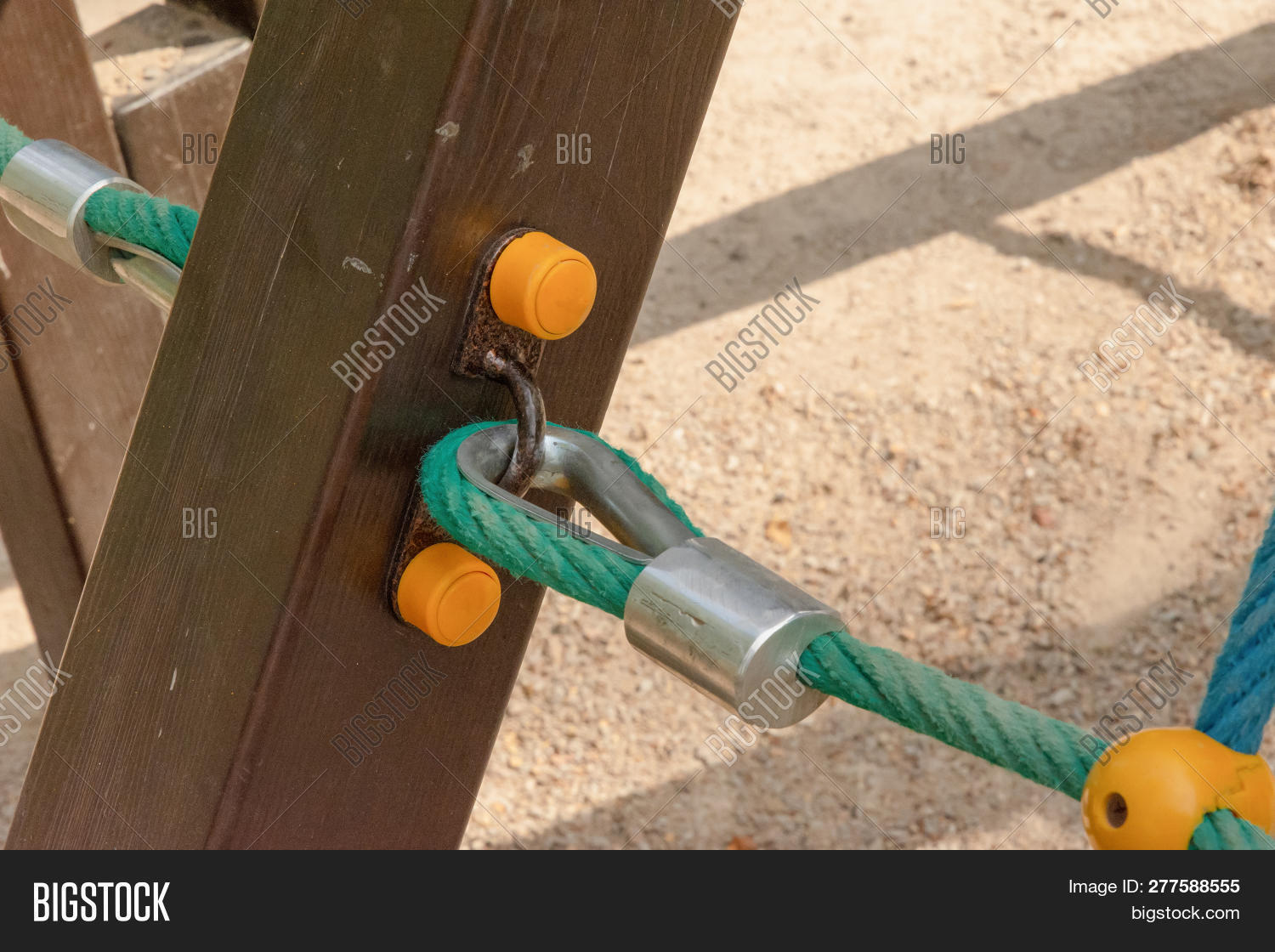 aluminium,aluminum,attached,cable,close,connect,connection,detail,end,equipment,fastening,fitting,grip,heavy,iron,loop,metal,metallic,object,rope,safety,ship,sling,splice,sport,steel,stretching,strong,termination,thimble