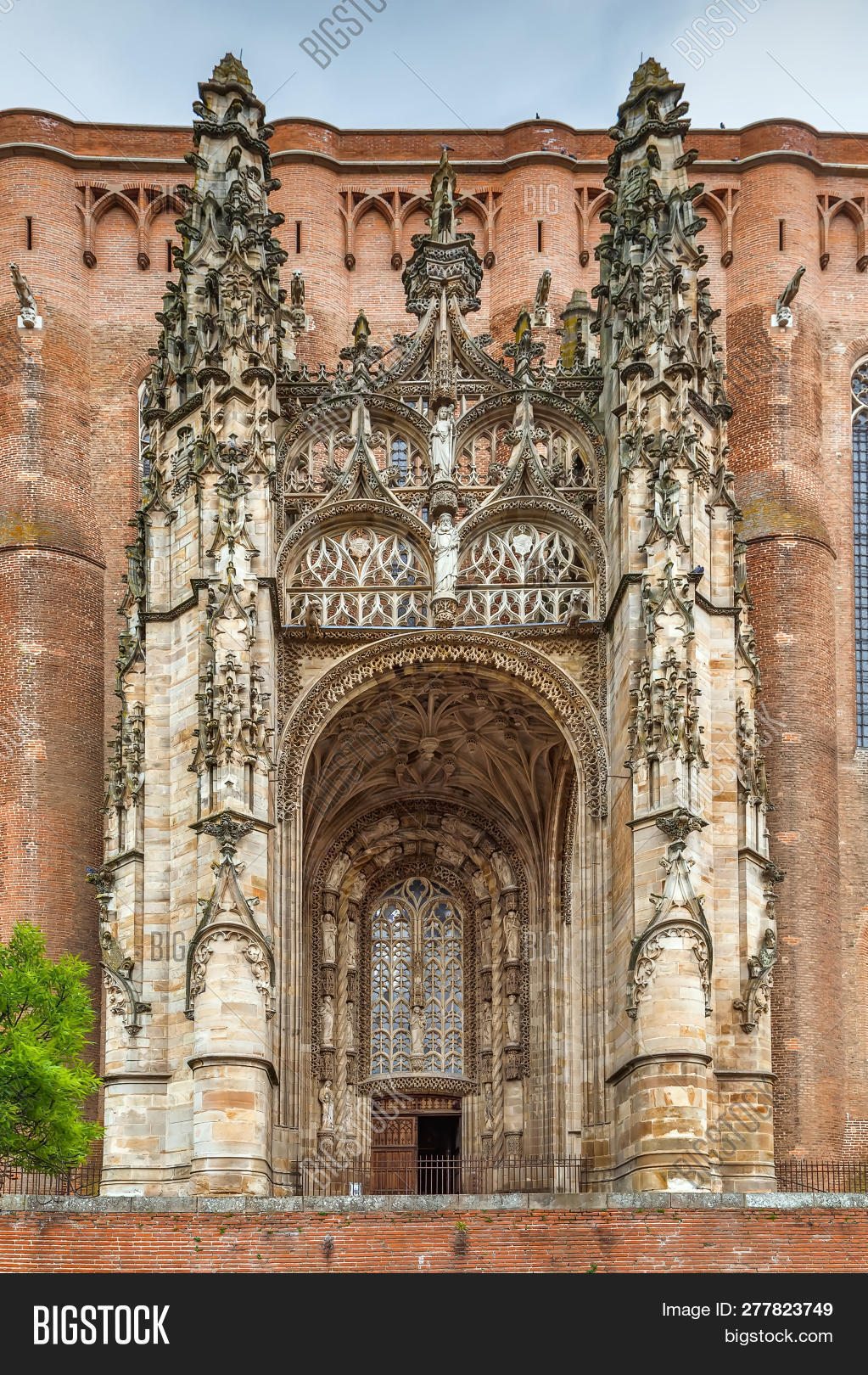 albi,ancient,architecture,basilica,brick,building,carving,cathedral,catholic,cecilia,christian,christianity,church,enter,europe,exterior,france,heritage,history,landmark,old,ornament,portal,religion,religious,saint,sky,tourism,unesco,world