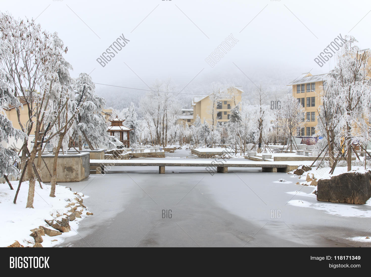 asia,bao,bird,china,cold,cranes,da,landscape,local,market,mountain,remote,shan,snow,village,wide,winter,yunnan,zhaotong