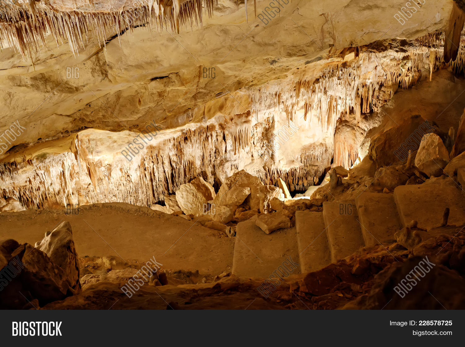 aged,amazing,baleares,balearic,beautiful,blue,cave,christo,cuevas,del,destination,drach,dragon,europe,formation,grotto,historic,history,holiday,island,majorca,mallorca,mediterranean,natural,nature,old,pattern,pool,porto,rainwater,reflection,rock,rocky,sea,spain,spanish,stalactite,stalagmite,stone,subterranean,tourism,tourist,touristic,travel,tropical,turquoise,vacation,water