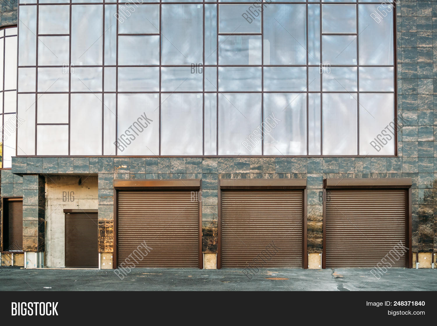 architecture,asphalt,automatic,automation,automobile,building,business,car,city,concrete,construction,day,design,door,electric,empty,entrance,estate,exterior,facade,front,garage,gate,home,house,lot,metal,metallic,modern,nobody,panel,park,parking,residential,safety,steel,street,transport,transportation,underground,urban,vehicle,wall,warehouse