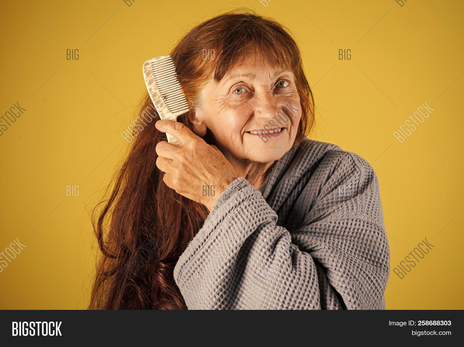 age,aging,background,barber,barbershop,beauty,brush,comb,emotions,evening,granny,hair,haircare,hairdresser,happiness,happy,lady,long,morning,old,pension,red,retirement,salon,senior,shampoo,smile,smiling,woman,yellow