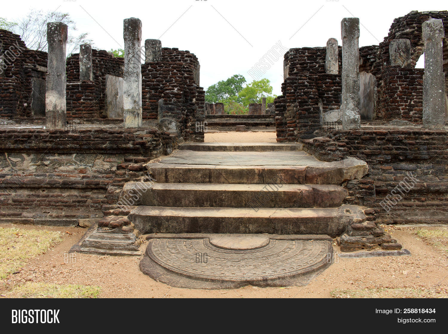 Alahana,Ancient,Asia,Buddha,Buddhism,Buddhist,City,Heritage,Kingdom,Lanka,Lankan,Lankatilaka,Pirivena,Polonnaruwa,Royal,Site,South,Sri,Town,UNESCO,Viharaya,World,abandoned,archaeological,architecture,attraction,broken,civilization,destination,old,people,pilgrims,pillar,relic,religion,religious,ruins,structures,stupa,temples,tourist