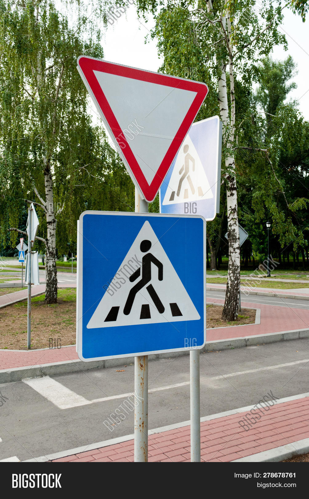 arrow,background,blue,board,caution,crossing,danger,direction,drive,end,give,green,main,markings,nature,pedestrian,prohibited,red,road,roadsign,round,roundabout,rules,safety,sign,sky,speed,stop,street,summer,symbol,traffic,transport,travel,tree,turn,warning,way,white,yellow