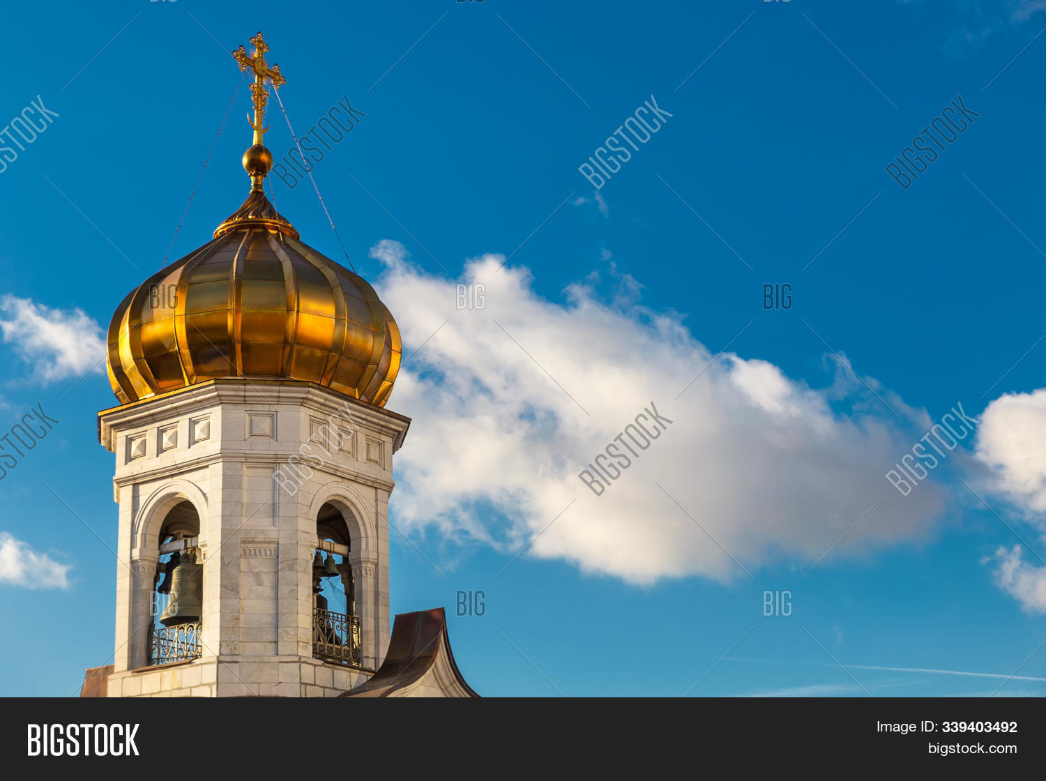 architecture,bell,blue,building,cathedral,christ,church,city,cloud,cross,culture,day,dome,europe,facade,famous,gold,golden,history,landmark,moscow,old,orthodox,religion,russia,russian,savior,saviour,sky,symbol,temple,tourism,tower,travel,urban,view,white