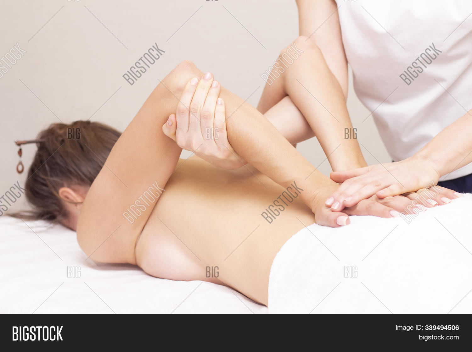 aromatherapy,beautiful,beauty,body,care,caucasian,cosmetic,cosmetology,dermatology,female,girl,hand,happy,health,healthy,hygiene,lifestyle,luxury,lying,massage,massaging,masseur,medical,moisturizing,naked,oil,pain,people,person,physiotherapy,pretty,procedure,professional,recovery,regeneration,relax,relaxation,resort,rest,salon,skin,spa,stretching,therapist,therapy,towel,treatment,wellbeing,wellness