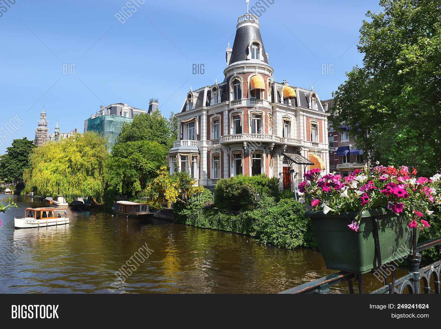amstel,amsterdam,architecture,bicycle,bike,boat,bridge,building,canal,channel,city,cityscape,cruise,destination,dutch,era,europe,european,famous,flower,historic,holland,house,journey,landmark,landscape,mansion,netherlands,old,outdoor,river,scene,singelgracht,street,tourism,tourist,town,traditional,travel,trip,urban,vacation,victorian,water