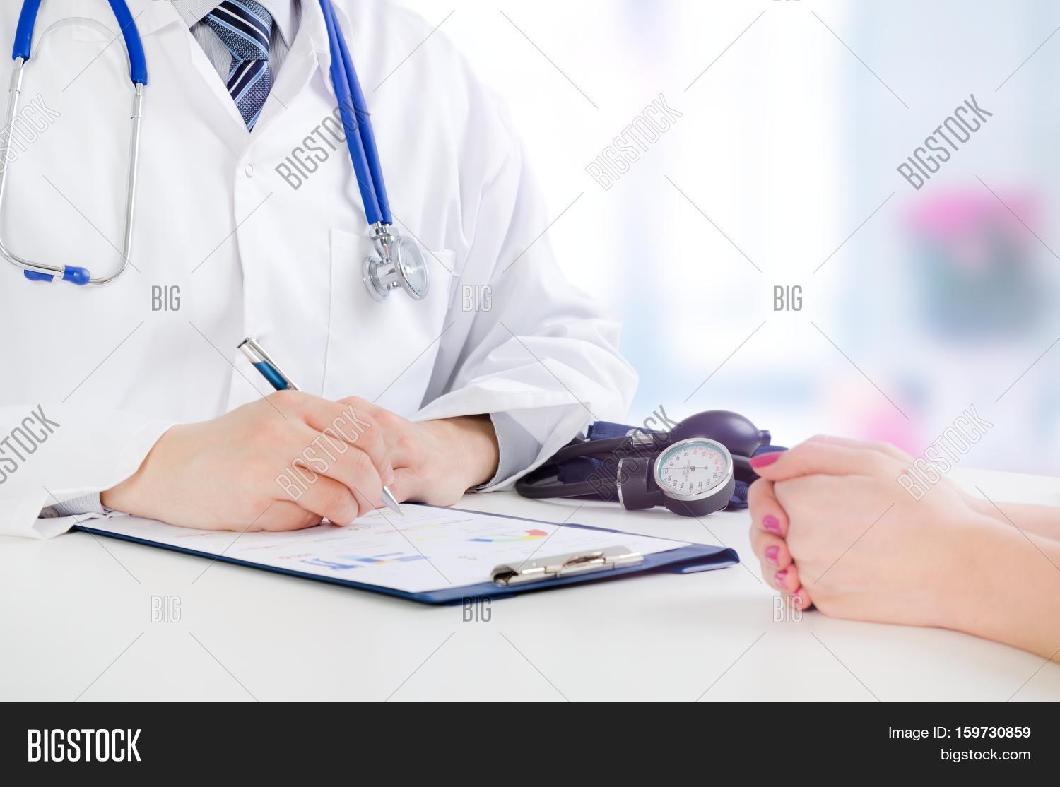 doctor,patient,health,care,office,desk,stethoscope,medical,sphygmomanometer,consultation,hand,elegant,professional,talk,outfit,pressure,gauge,consulting,tie,asking,exam,visit,holding,woman,clip,problem,discussion,man,diagnose,life,consultant,adult,male,female,treatment,ill,sick,therapy,pen,lifestyle,complaints,certificate,close,person,expertise,diagnosis,symptom,prescription
