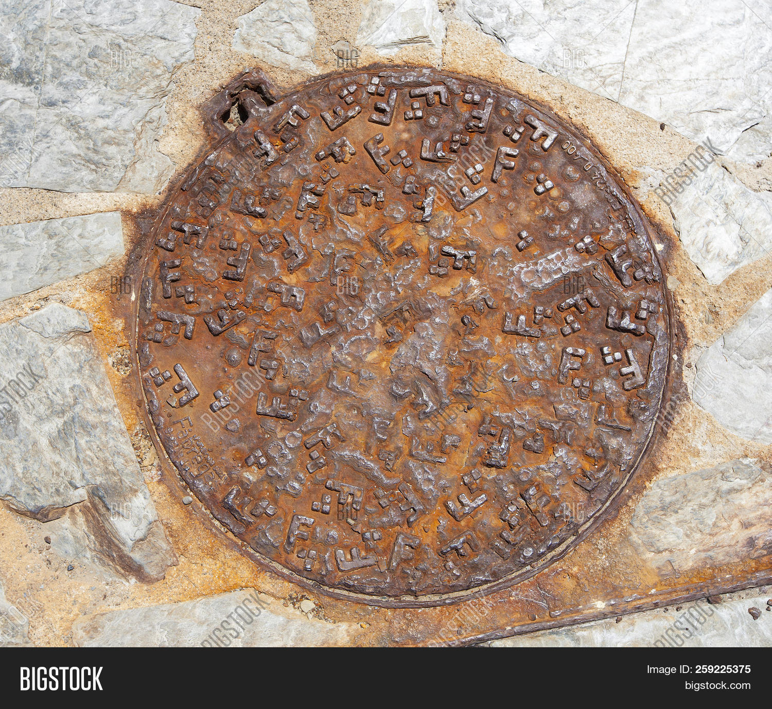 abstract,asphalt,background,cap,circle,circular,city,construction,cover,dark,dirty,drain,edge,flood,floor,gray,grunge,heavy,hole,industrial,industry,iron,lid,manhole,metal,metallic,old,path,pattern,pavement,rim,road,rough,round,rust,rusty,sewage,sewer,sidewalk,steel,street,surface,texture,top,town,underground,urban,utility,water,white