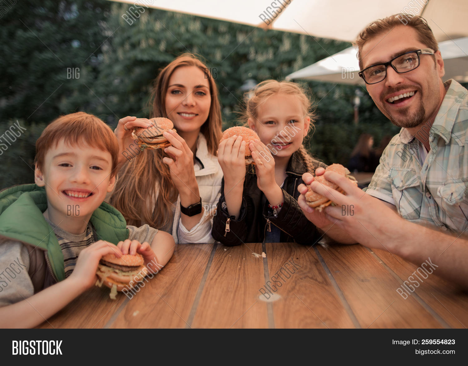boy,brother,burger,cheeseburger,child,childhood,city,concept,dad,daughter,dinner,eat,eating,enjoying,family,fast,fastfood,father,food,girl,hamburger,happy,home,kid,leisure,life,lifestyle,looking,lunch,man,meal,mom,mother,nutrition,outdoors,parent,people,restaurant,sandwich,sitting,smile,smiling,son,table,tasty,together,walk,woman,young,youth