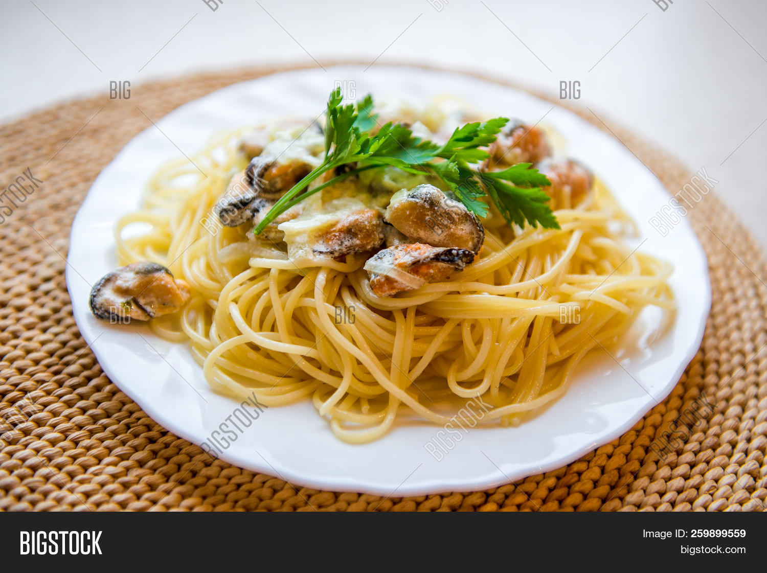 alle,appetizer,background,bianco,clam,closeup,cooked,cooking,cuisine,culinary,delicious,dinner,dish,focus,food,fork,fresh,garlic,gourmet,healthy,herb,italian,kitchen,lemon,linguine,linguini,lunch,meal,mediterranean,mussel,oil,olive,parsley,pasta,plate,recipe,restaurant,rustic,sauce,seafood,selective,shell,shellfish,spaghetti,vongole,white,wine,wooden