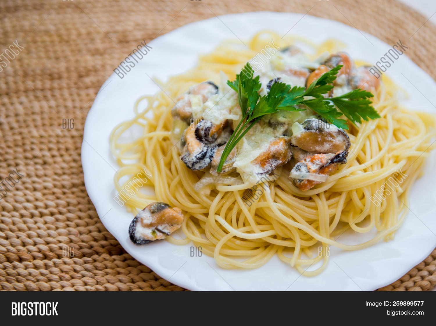 alle,appetizer,background,bianco,clam,closeup,cooked,cooking,cuisine,culinary,delicious,dinner,dish,focus,food,fork,fresh,garlic,gourmet,healthy,herb,italian,kitchen,lemon,linguine,linguini,lunch,meal,mediterranean,mussel,oil,olive,parsley,pasta,plate,recipe,restaurant,rustic,sauce,seafood,selective,shell,shellfish,spaghetti,vongole,white,wine,wooden