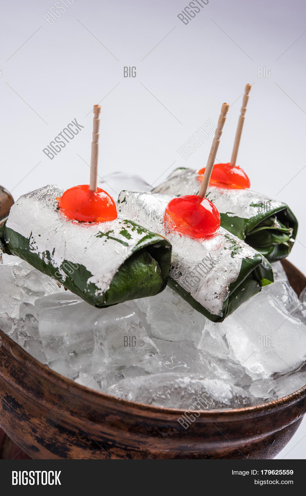 acacia,asia,background,banarasi,beeda,betel,blood,cherry,colour,coppor,culture,decorated,digestion,digestive,dinner,edible,erotic,fresh,green,ice,india,indian,kolkata,leaf,lighting,lime,lips,lunch,masala,meetha,moody,mouth,night,oral,paan,pan,pot,red,selective,silver,special,stained,strong,supplement,sweet,tender,traditional,wedding,white